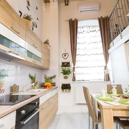 Aromatic Herbs Loft -new, Central & Parking Lejlighed