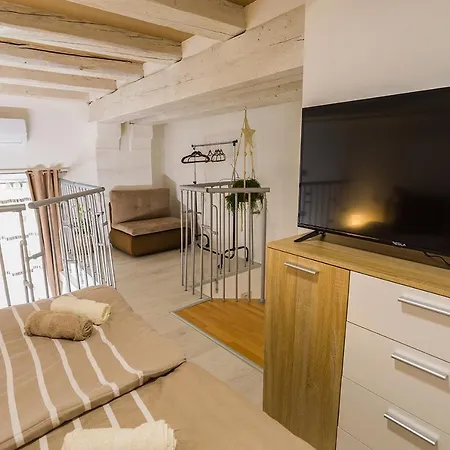 Aromatic Herbs Loft -new, Central & Parking Apartment