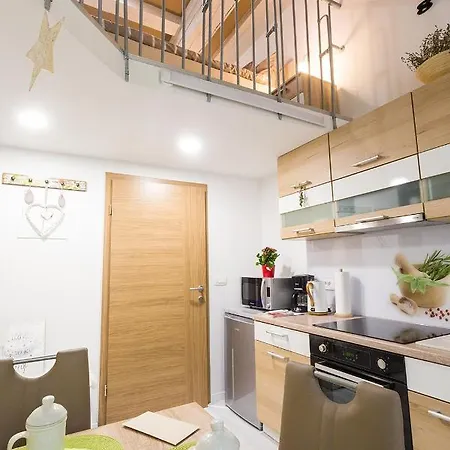 Lejlighed Aromatic Herbs Loft -new, Central & Parking